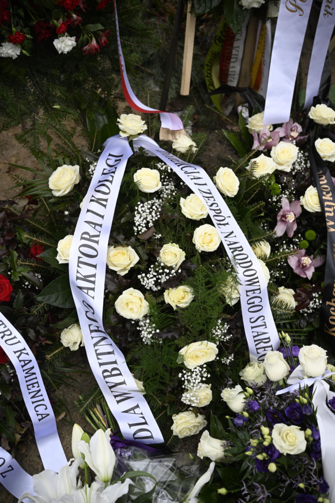 Wieńce na pogrzebie Edwarda Linde-Lubaszenki. Żałobnicy pożegnali artystę pięknymi kwiatami