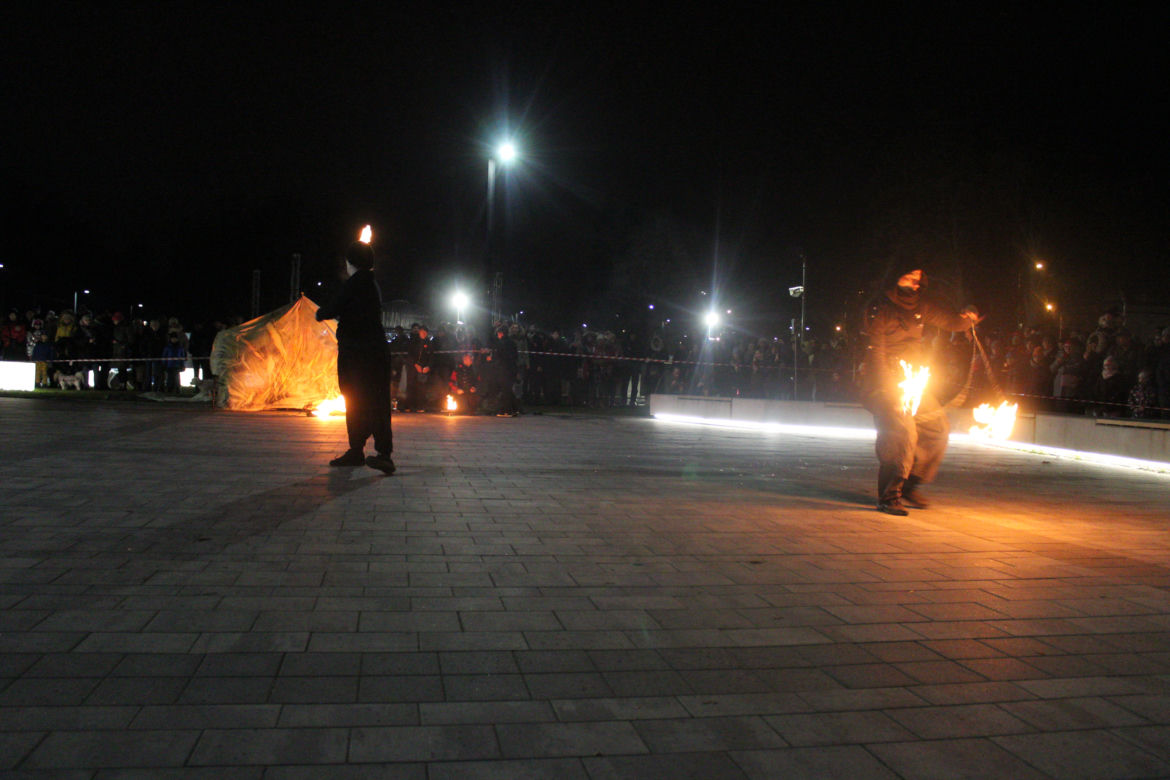 WOŚP 2023 w Krakowie: Fire Show w Nowej Hucie w wykonaniu grupy Spontan Fire