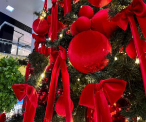 Potrzebujesz 3 rzeczy, aby zrobić dużą kokardę na choinkę. Będzie wyglądać jak z Pinterest. Kokarda na choinkę DIY