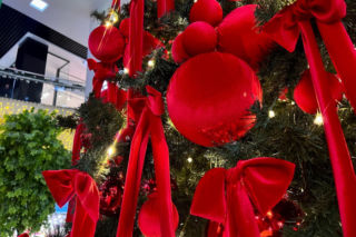 Potrzebujesz 3 rzeczy, aby zrobić dużą kokardę na choinkę. Będzie wyglądać jak z Pinterest. Kokarda na choinkę DIY