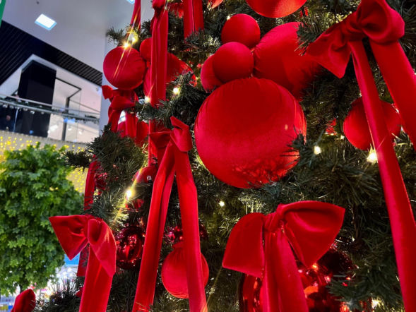 Potrzebujesz 3 rzeczy, aby zrobić dużą kokardę na choinkę. Będzie wyglądać jak z Pinterest. Kokarda na choinkę DIY