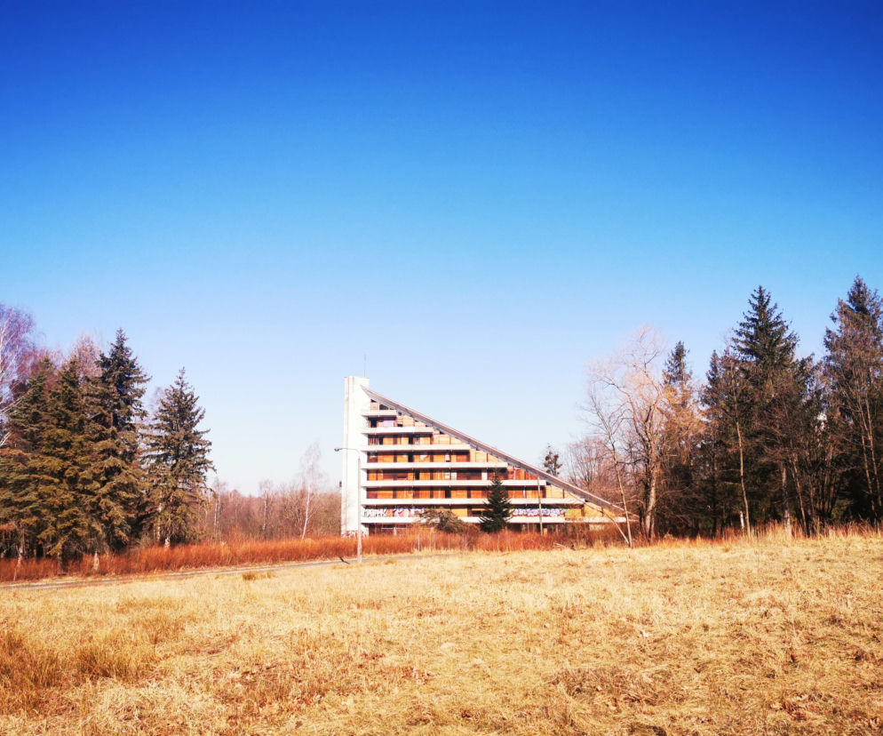 Opuszczone sanatorium Maciejka w kształcie piramidy w Ustroniu. O historii obiektu przeczytasz na Architektura.