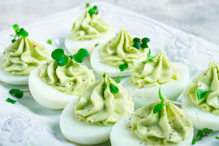 Jajka faszerowane ziołami – lekka i świeża przekąska na wielkanocny stół