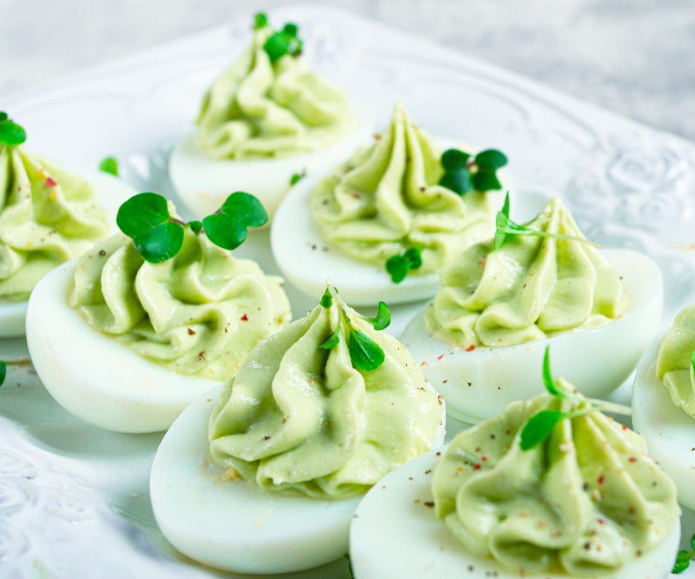 Jajka faszerowane ziołami – lekka i świeża przekąska na wielkanocny stół