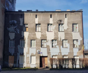 Zamalowane graffiti na kamienicy przeznaczonej do rozbiórki