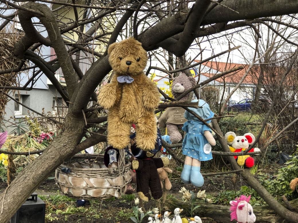 Lalki i misie wiszące na drzewie przy Budziszyńskiej 