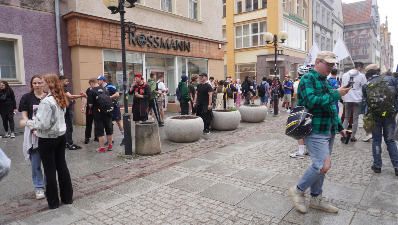 Kortowiada 2024. Parada Wydziałów przeszła ulicami miasta. Studenci tłumnie wzięli udział w imprezie [ZDJĘCIA]