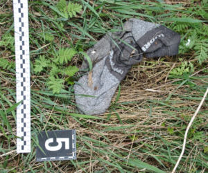 Zmumifikowane zwłoki odnaleziono podczas koszenia trawy! Policja prosi o pomoc w ustaleniu tożsamości zmarłego [RYSOPIS, ZDJĘCIA]