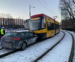 Czołowo huknął w tramwaj. Pijany kierowca uciekł 