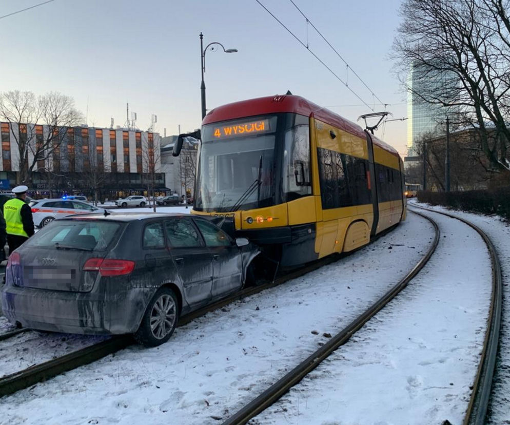 Czołowo huknął w tramwaj. Pijany kierowca uciekł 