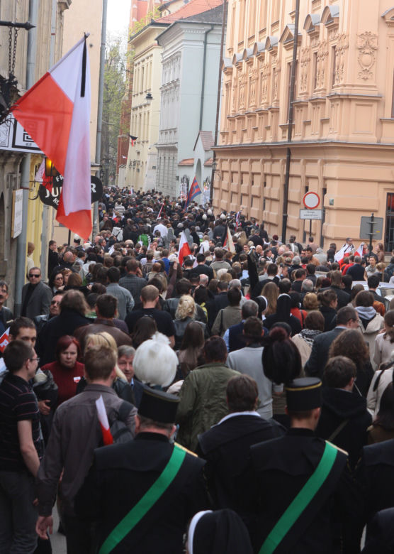 Morze łez, setki krakowian na ulicach. Tak żegnano ofiary katastrofy smoleńskiej 10 lat temu