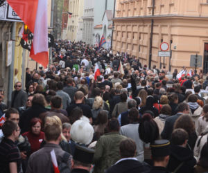 Morze łez, setki krakowian na ulicach. Tak żegnano ofiary katastrofy smoleńskiej 10 lat temu