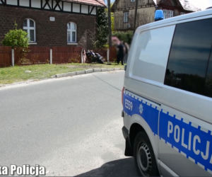 25-letni motocyklista potrącił policjanta, po czym sam rozbił się na płocie