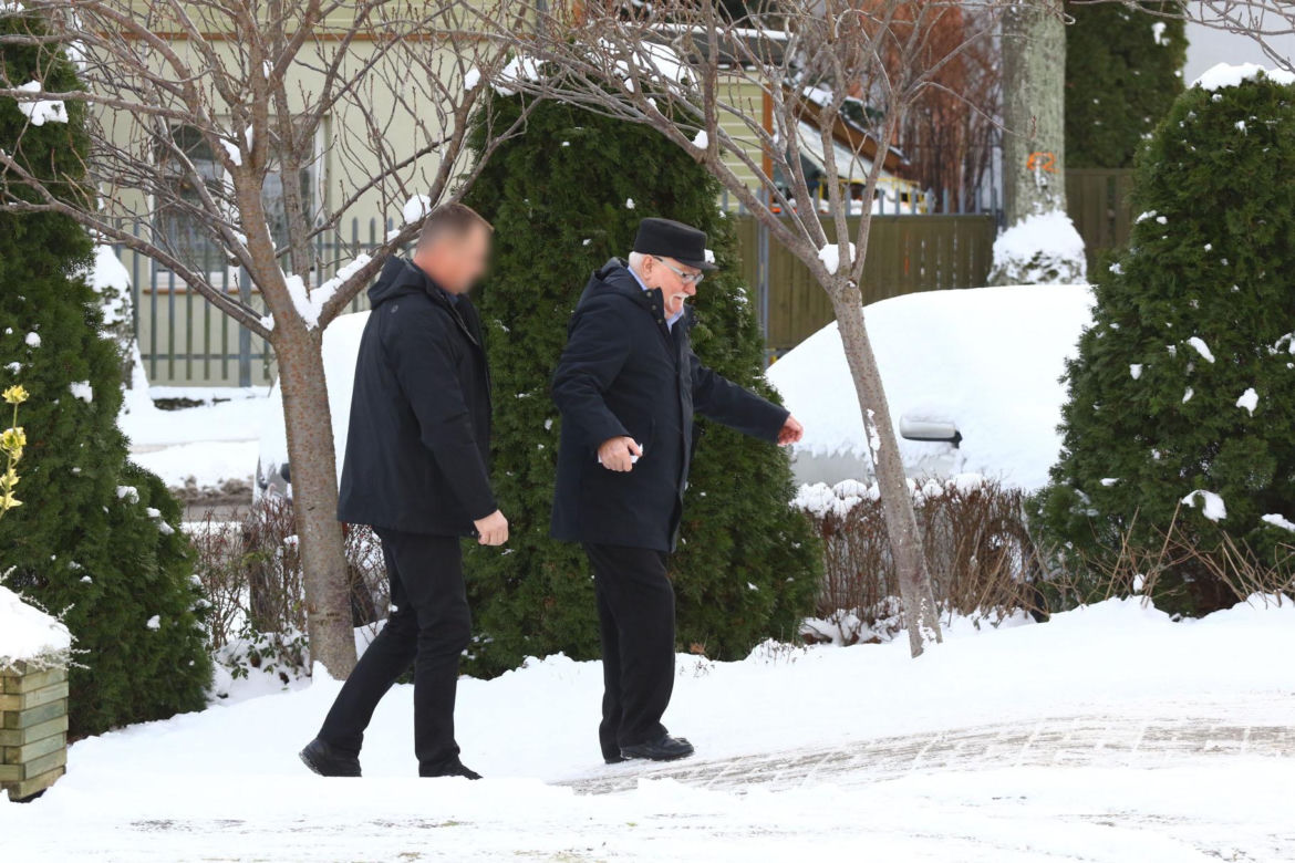 Lech Wałęsa ślizga się na chodniku w drodze do kościoła