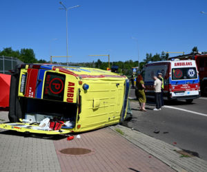 Makabra na drodze w Przemyślu! Osobówka zderzyła się z karetką. Nie żyje mężczyzna