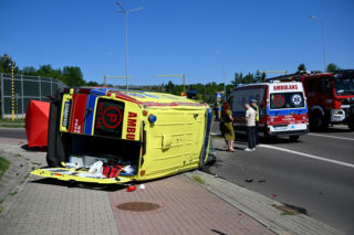 Makabra na drodze w Przemyślu! Osobówka zderzyła się z karetką. Nie żyje mężczyzna