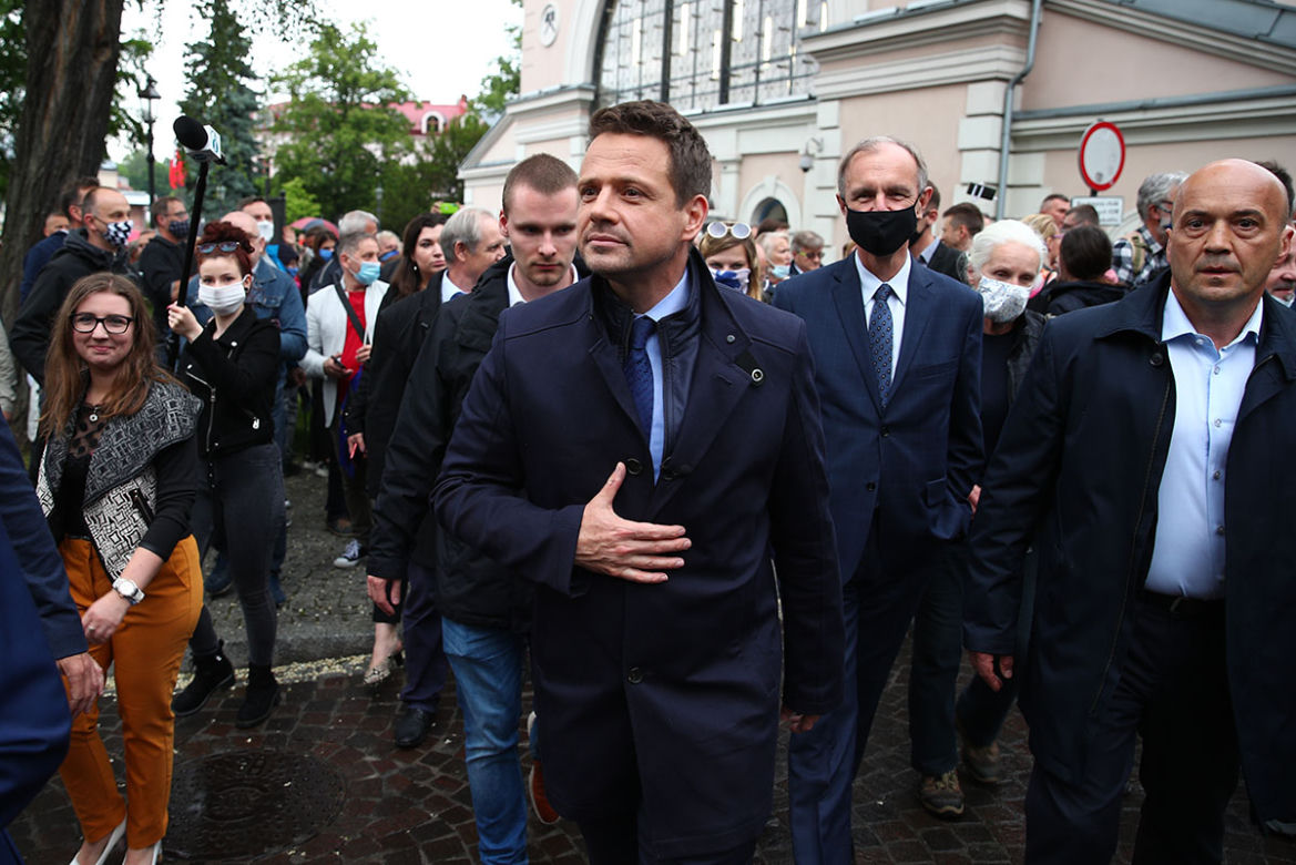 Trzaskowski zjada Hołownię!