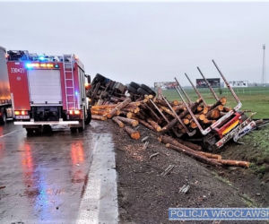 Ciężarówka z balami drewna przewróciła się na autostradzie pod Wrocławiem