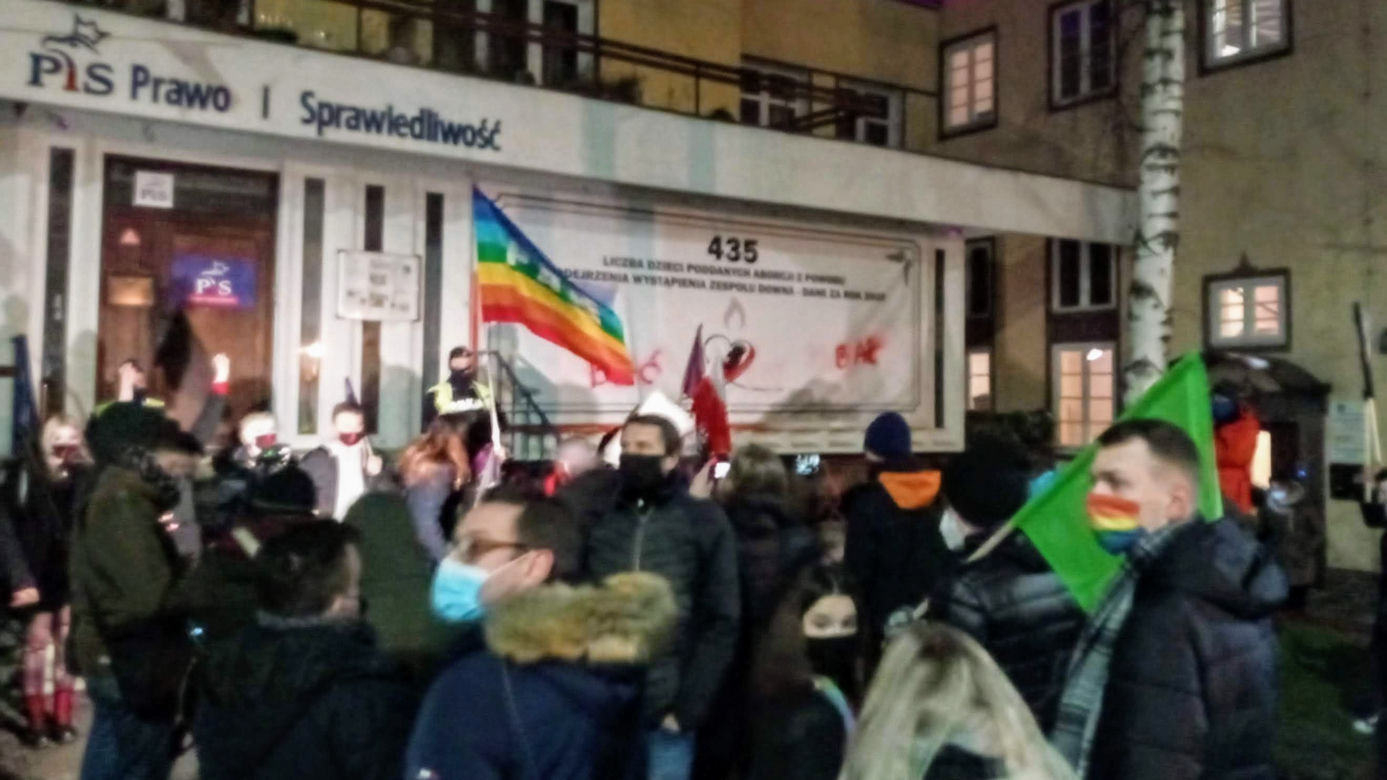 Strajk Kobiet w Szczecinie: Manifestacja pod siedzibą PiS - 27 stycznia 2021 r.