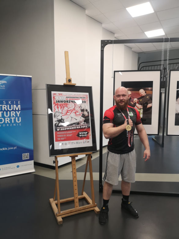 Policjant z Krakowa mistrzem Polski w armwrestlingu. Nikt nie ma silniejszej prawej ręki od niego