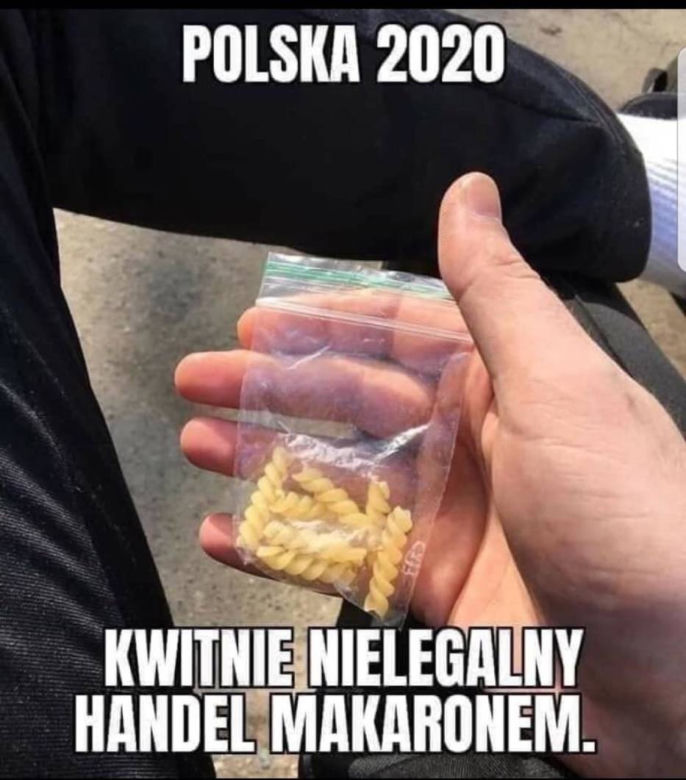 Puste półki w sklepach. MEMY - Polacy szturmują sklepy