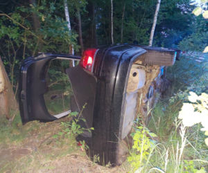 Chwila nieuwagi i auto w rowie. Kolizja na leśnym odcinku ulicy Zgodnej