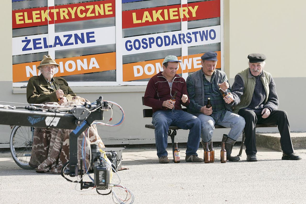 Kultowa ławeczka z "Rancza" wystawiona na sprzedaż. Pieniądze zostaną przeznaczone na szczytny cel