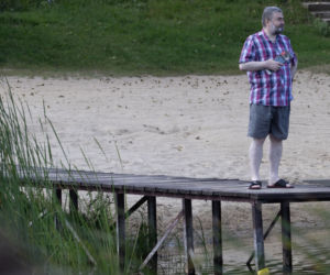 Karol Karski. Kupił flaszkę i odpoczął nad Świdrem