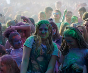 W Lubinie wybuchła bitwa... na kolorowe proszki. Zobacz zdjęcia z Festiwalu Kolorów! [GALERIA]