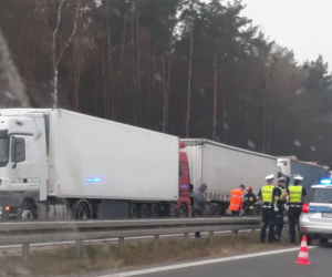 Łyski. Potężny karambol na S8. Osobówka została zmiażdżona