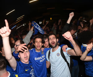 Piłkarze i kibice Chelsea Londyn świętują wygranie Ligi Mistrzów po zwycięstwie w finale 1:0 z Manchesterem City 