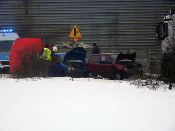Koszmarny wypadek pod Warszawą. Senior w Seicento wjechał pod ciężarówkę, nie żyje