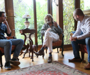 Wiemy, u kogo teraz mieszka Jarosław Kaczyński! W takich warunkach spędza czas. Mamy ZDJĘCIA!