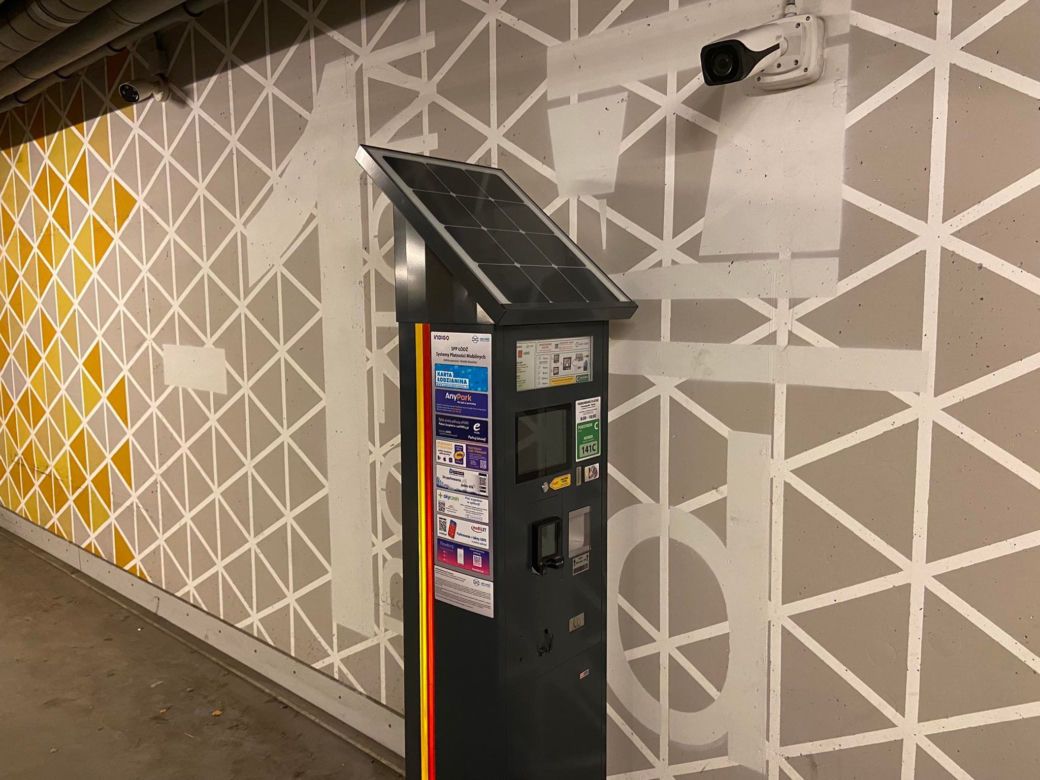 Gdzie słońce nie dochodzi, tam dojdzie opłata za parkowanie. Panele słoneczne na podziemnym parkingu