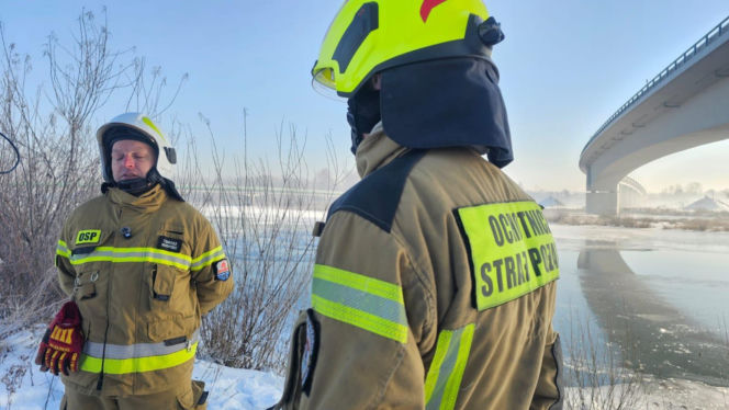 Wierzchosławice - akcja strażaków na zamarzniętym Dunajcu