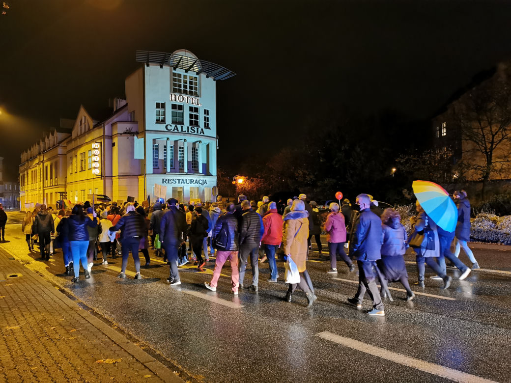 "Spacer zaniepokojonych obecną sytuacją". Strajk Kobiet w Kaliszu.