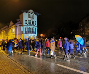 Spacer zaniepokojonych obecną sytuacją. Strajk Kobiet w Kaliszu.