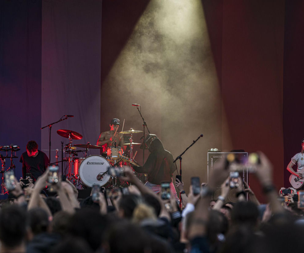 Koncert na Letniej Scenie Progresji. Tłum ludzi nagrywa telefonami zespół na scenie. O sporze przeczytasz na Eska.