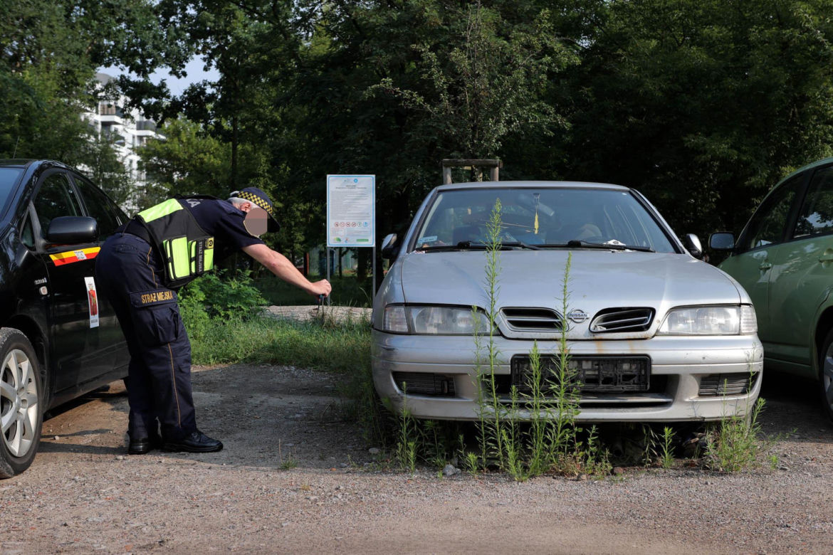 Tyle zarabiają strażnicy miejscy w Warszawie. Stawki mogą zaskoczyć