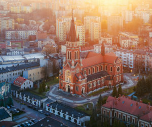 To największe miasto Zagłębia Dąbrowskiego. Czaruje pięknymi pałacami, ale też dworem i zamkiem!