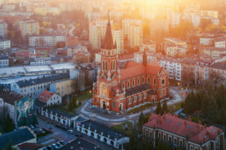To największe miasto Zagłębia Dąbrowskiego. Czaruje pięknymi pałacami, ale też dworem i zamkiem!
