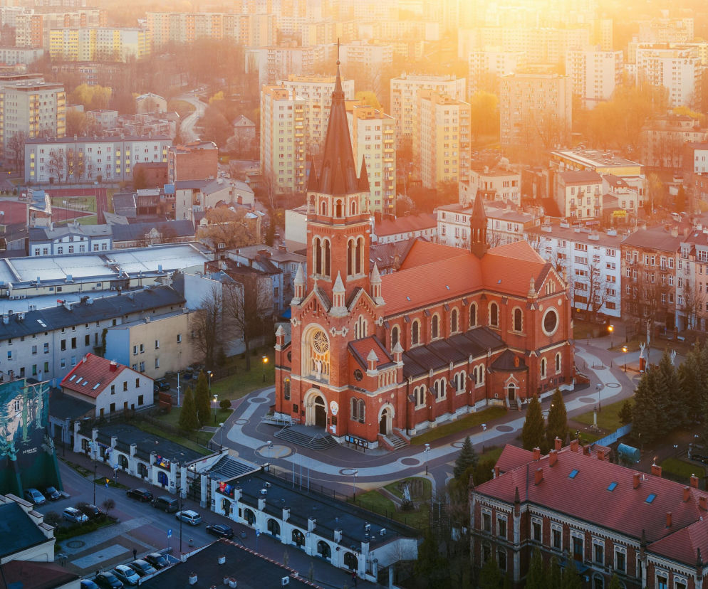To największe miasto Zagłębia Dąbrowskiego. Czaruje pięknymi pałacami, ale też dworem i zamkiem!