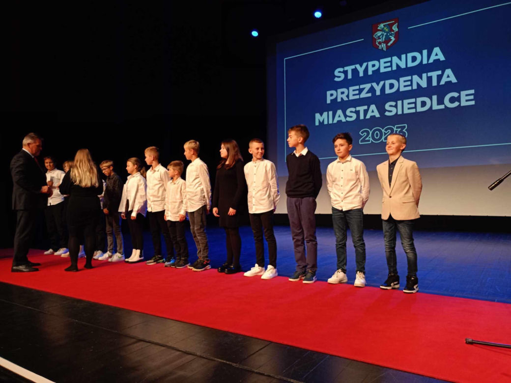 Stypendyści odebrali z rąk prezydenta Andrzeja Sitnika Listy Gratulacyjne