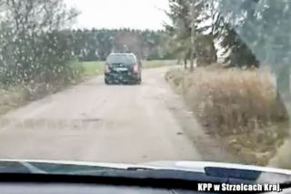 Posiadał sądowy zakaz i był poszukiwany. Drogowy recydywista złapany po policyjnym pościgu - WIDEO
