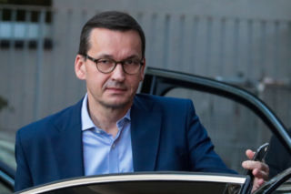 Mateusz Morawiecki ma pomysł na migrantów. Co na to Polacy?