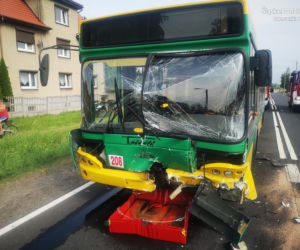Śląskie: kierowca osobówki wjechał wprost pod autobus