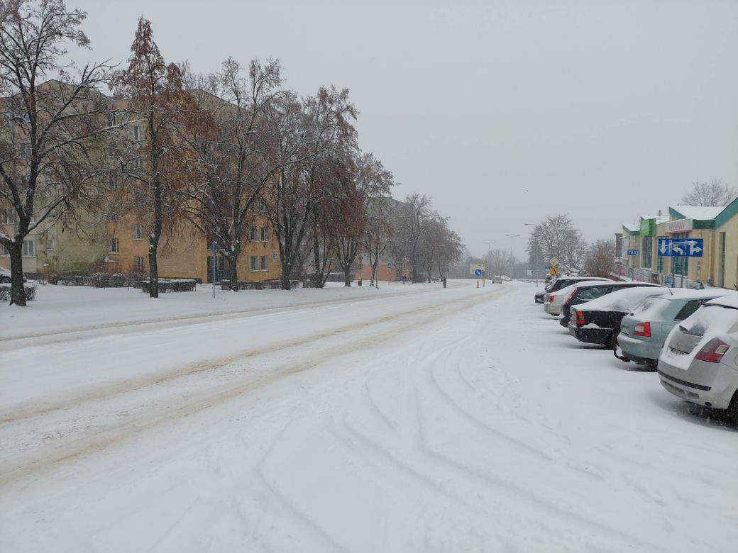 Starachowice pod śniegiem, na drogach trudne warunki do jazdy