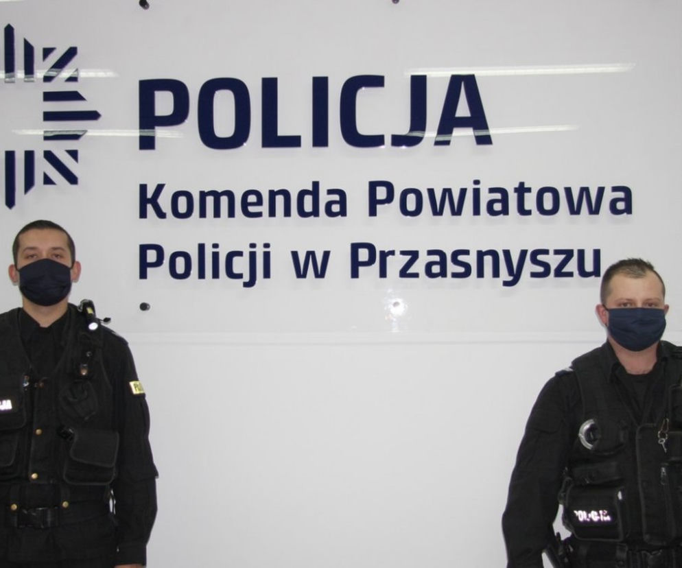 Policjanci z Przasnysza uratowali mężczyznę z pożaru