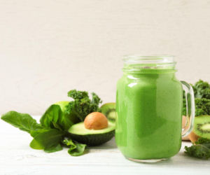 Jest pyszny i usuwa toksyny. Ten zielony koktajl to mój sposób na zdrowy początek dnia 