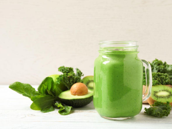 Jest pyszny i usuwa toksyny. Ten zielony koktajl to mój sposób na zdrowy początek dnia 